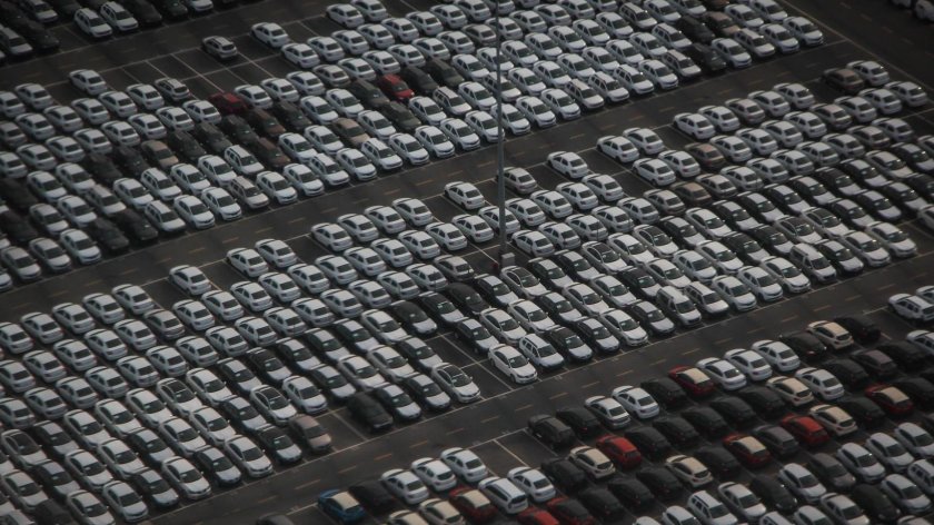 Большая парковка автомобилей