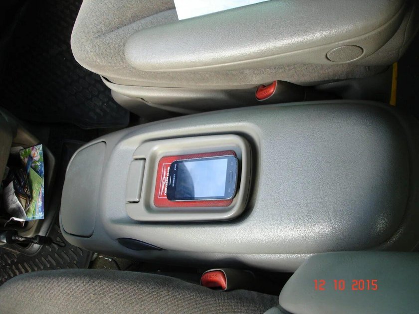 Подлокотник бокс межкресельный Крайслер Вояджер 4