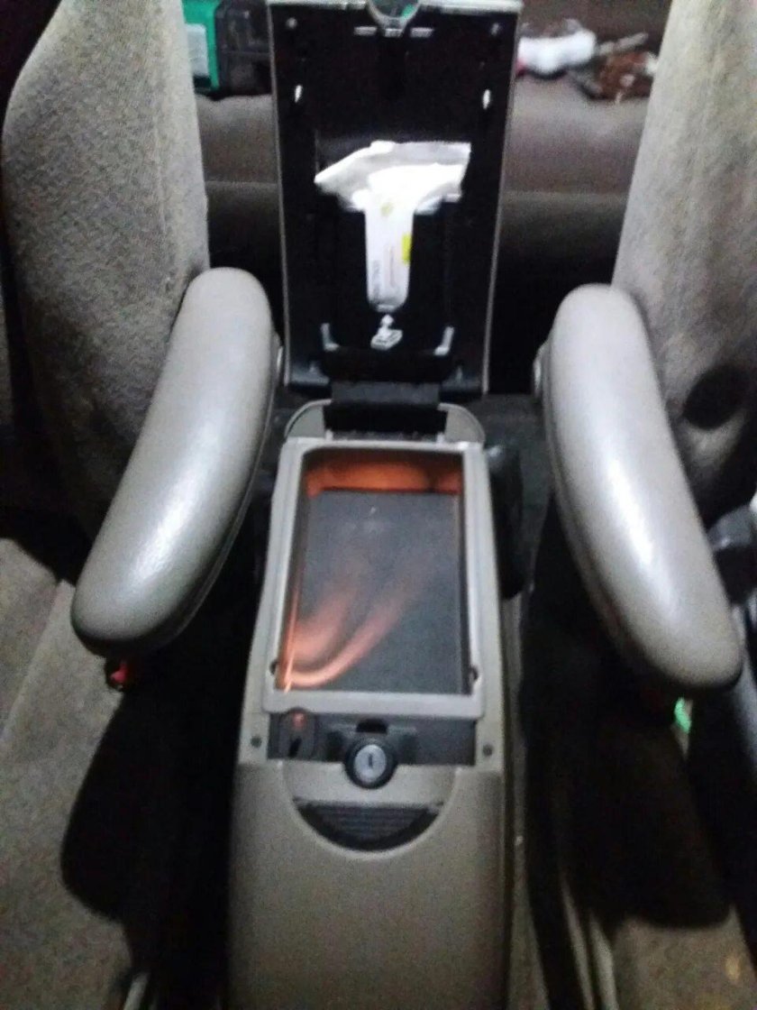 Межкресельный бокс dodge Caravan