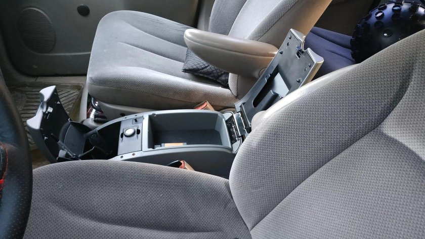 Подлокотник додж караван 2001