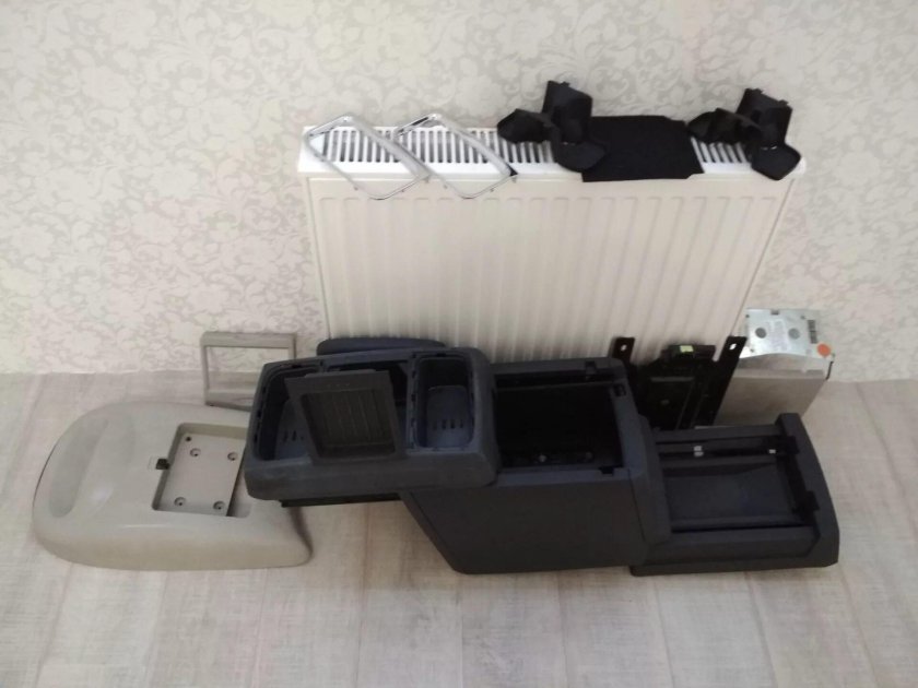 Межкресельный бокс Додж Караван