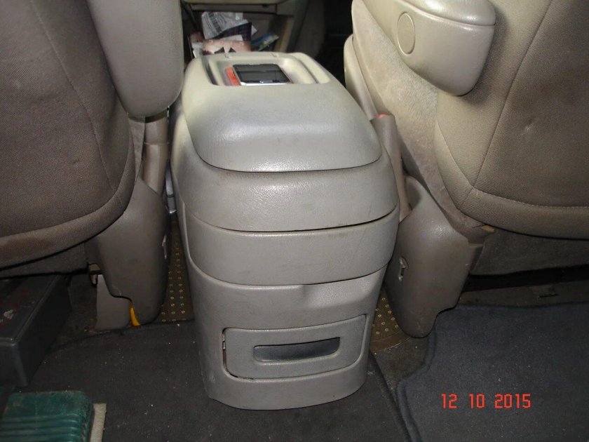 Подлокотник Chrysler Town Country 2006