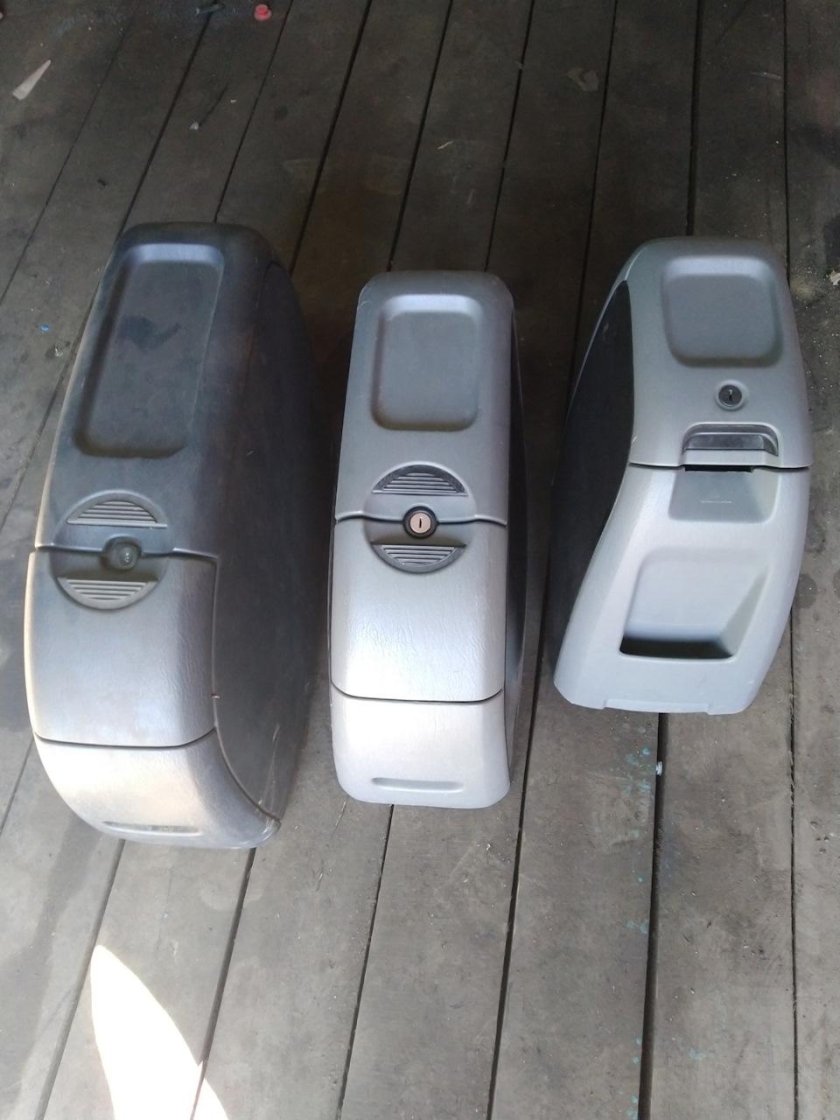 Бокс подлокотник Таун Кантри 2006