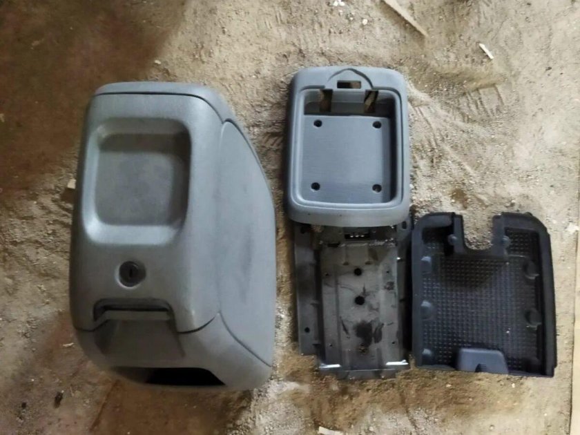 Подлокотник бокс межкресельный Крайслер Вояджер