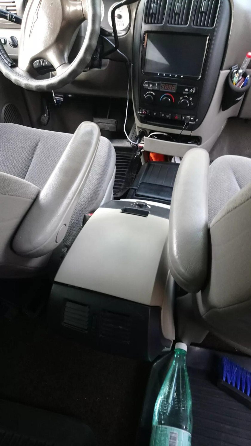 Подлокотник Додж Караван 2001