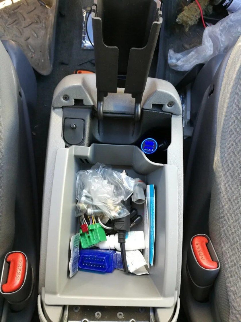 Chrysler Chrysler Town Country межкресельный подлокотник