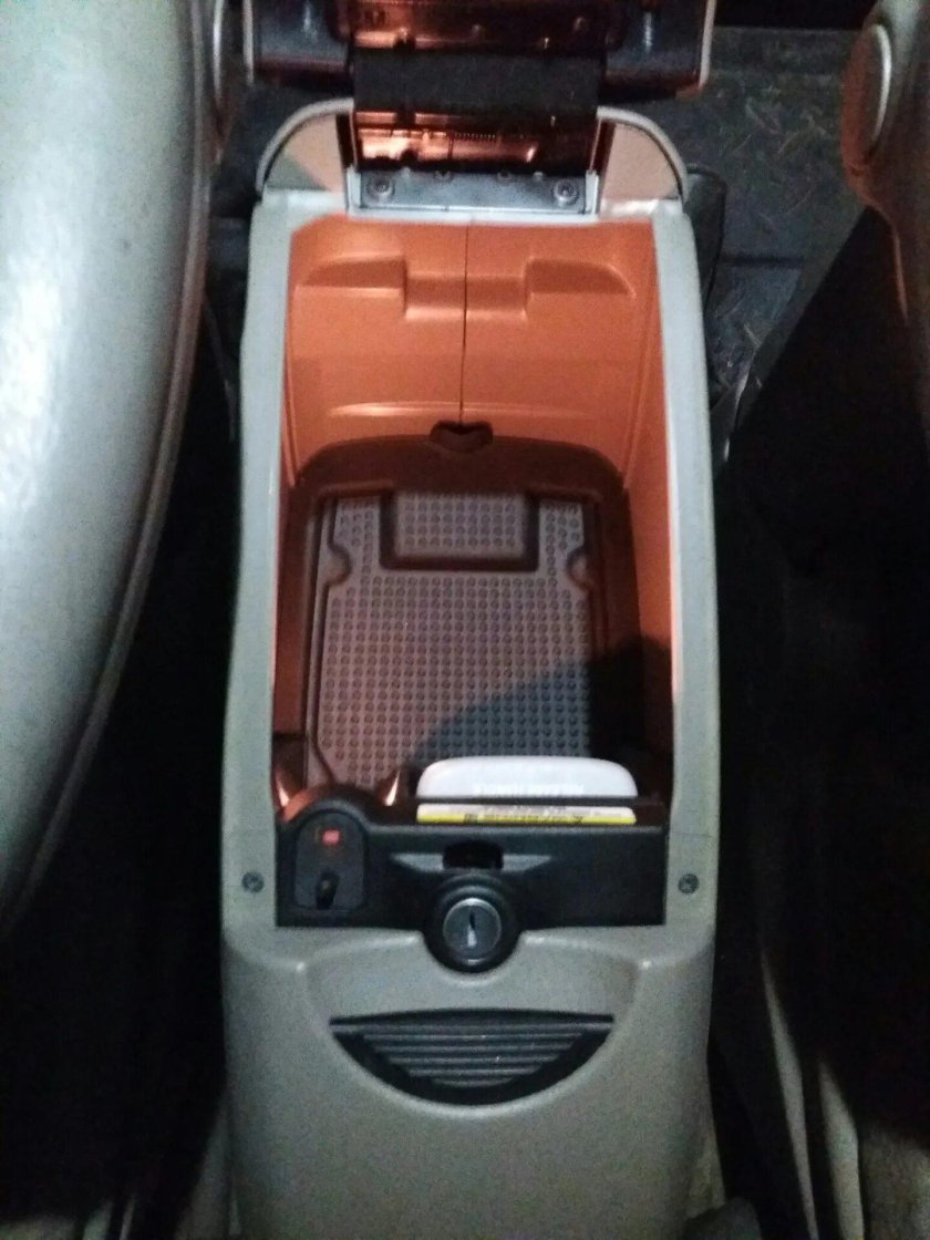 Подлокотник бокс межкресельный крайслер вояджер 4