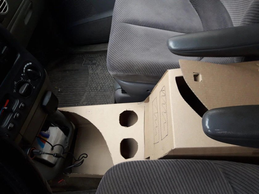 Chrysler Voyager 3 подлокотник