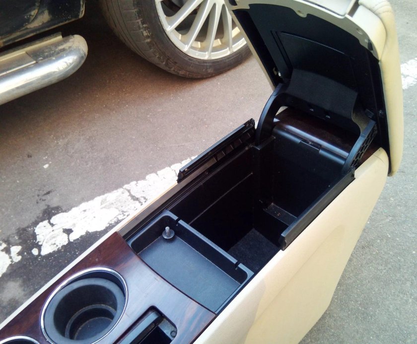 Chrysler Chrysler Town Country межкресельный подлокотник