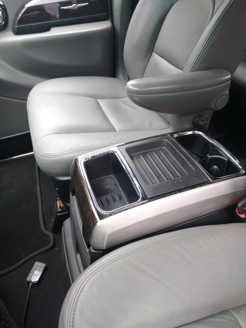 Бокс подлокотник Таун Кантри 2006