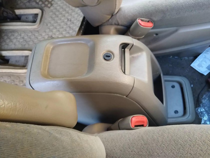 Подлокотник бокс межкресельный Крайслер Вояджер