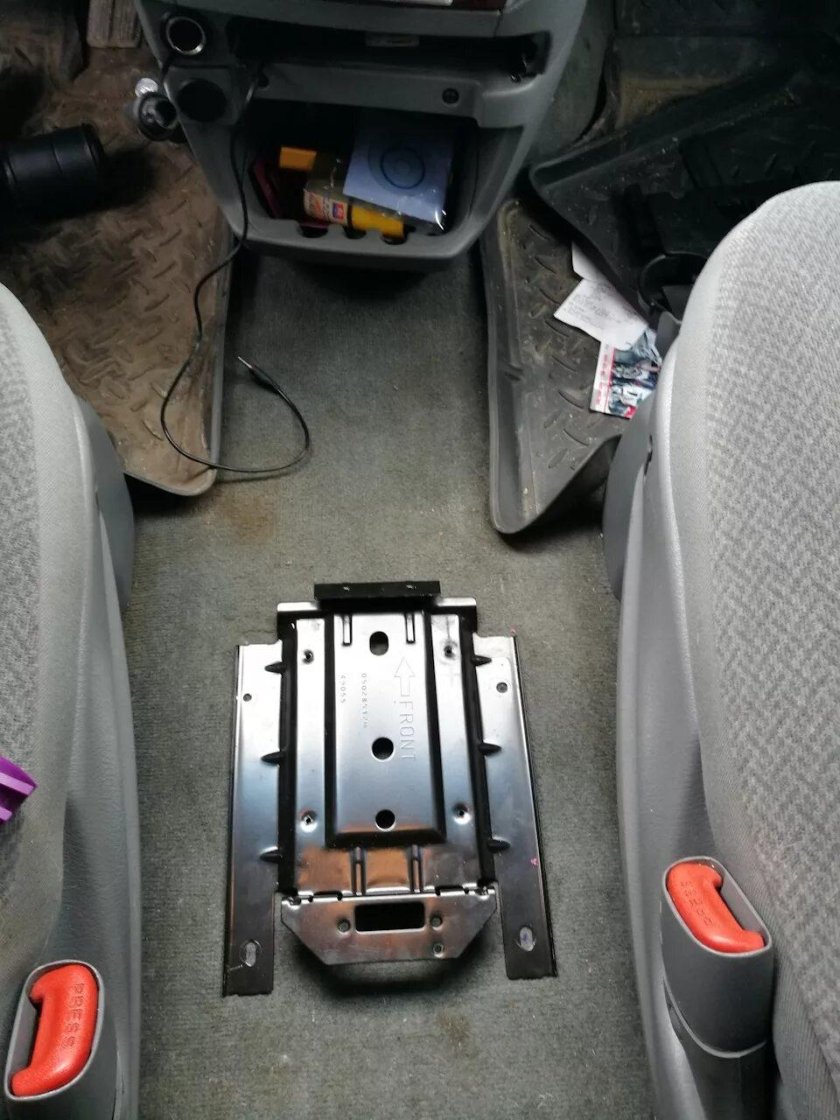 Межкресельный бокс Додж Караван