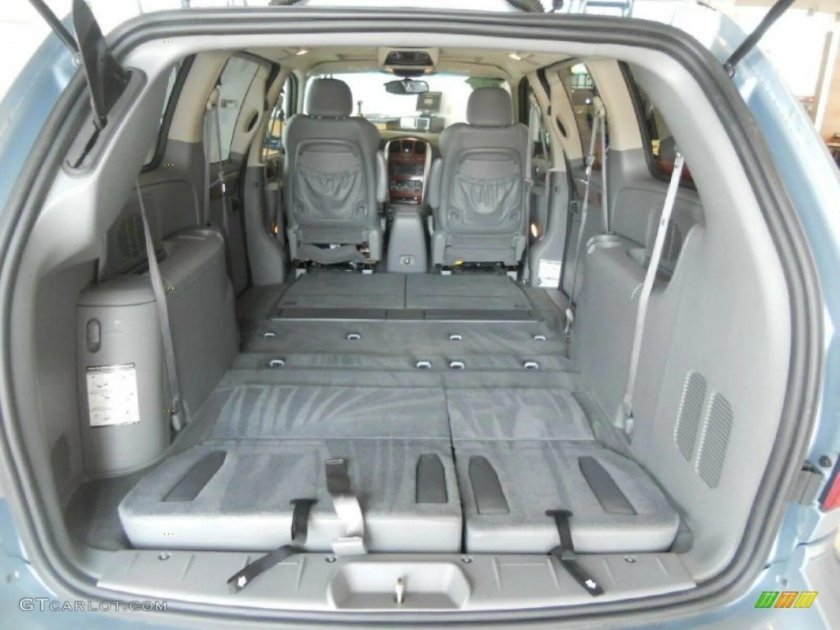 Chrysler Town Country 2005 салон