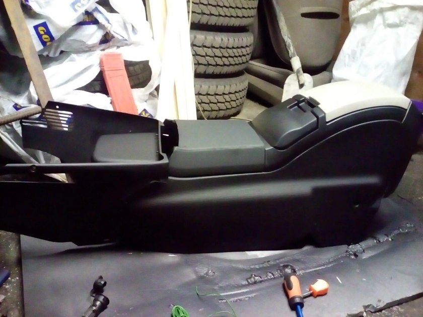 Подлокотник Додж Караван 2001