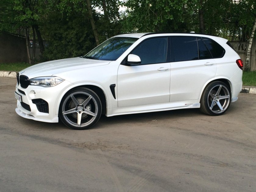 Белый БМВ х5 в обвесе