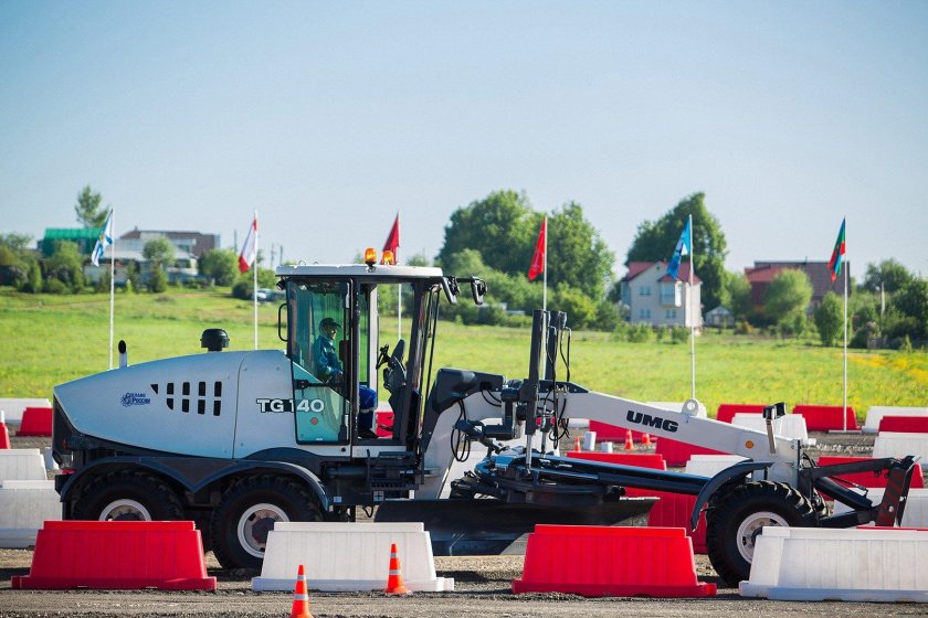 TG-140 автогрейдер