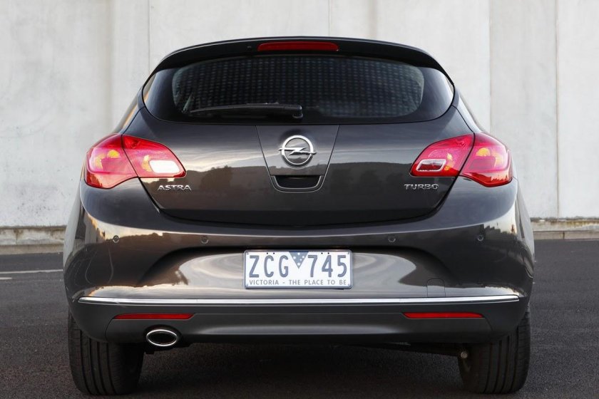 Опель Астра 2012 сзади