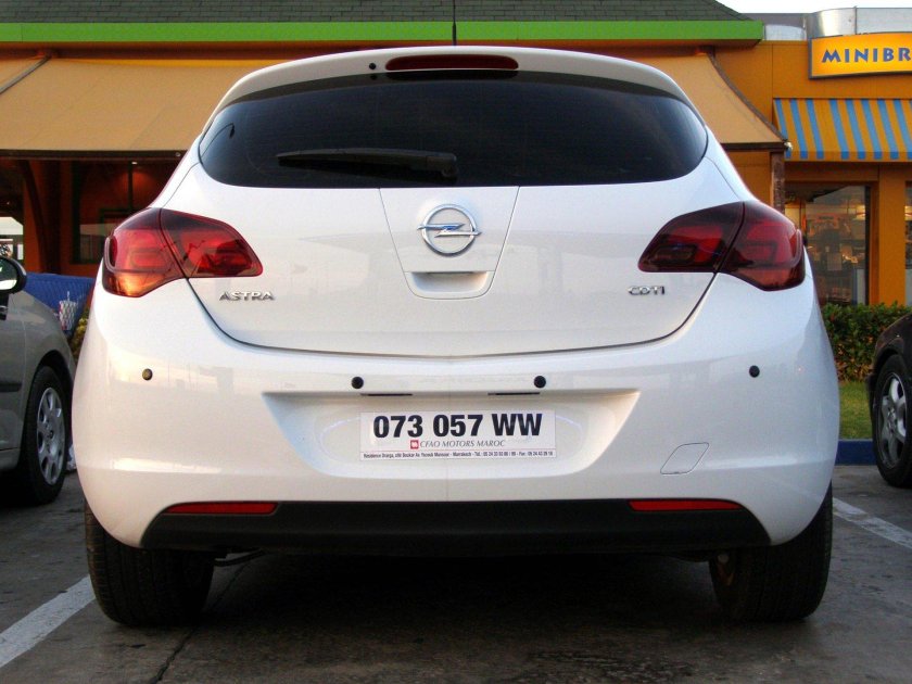 Opel Astra j сзади