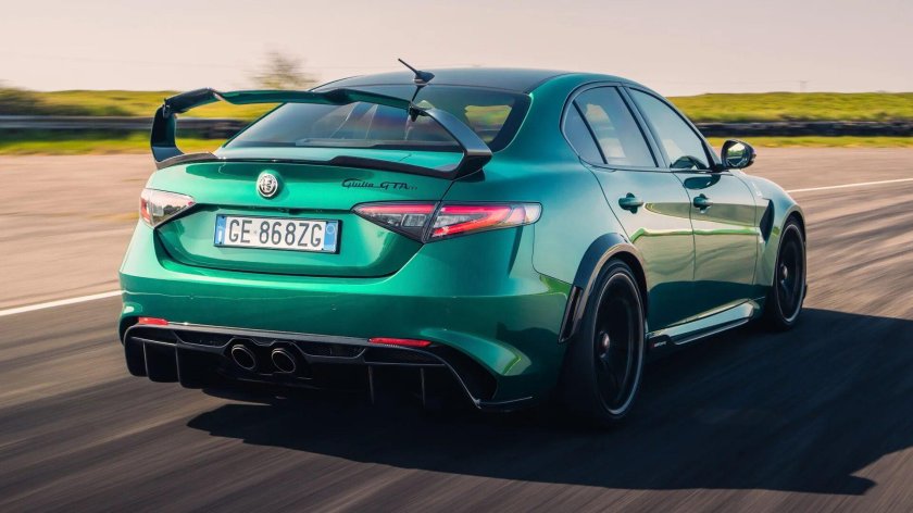 Alfa Romeo Giulia зеленая
