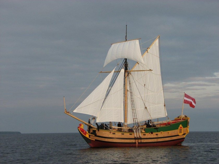 Парусная яхта Финикия