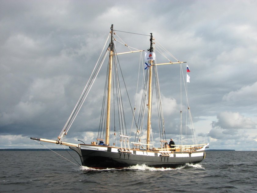 Двухмачтовая гафельная шхуна