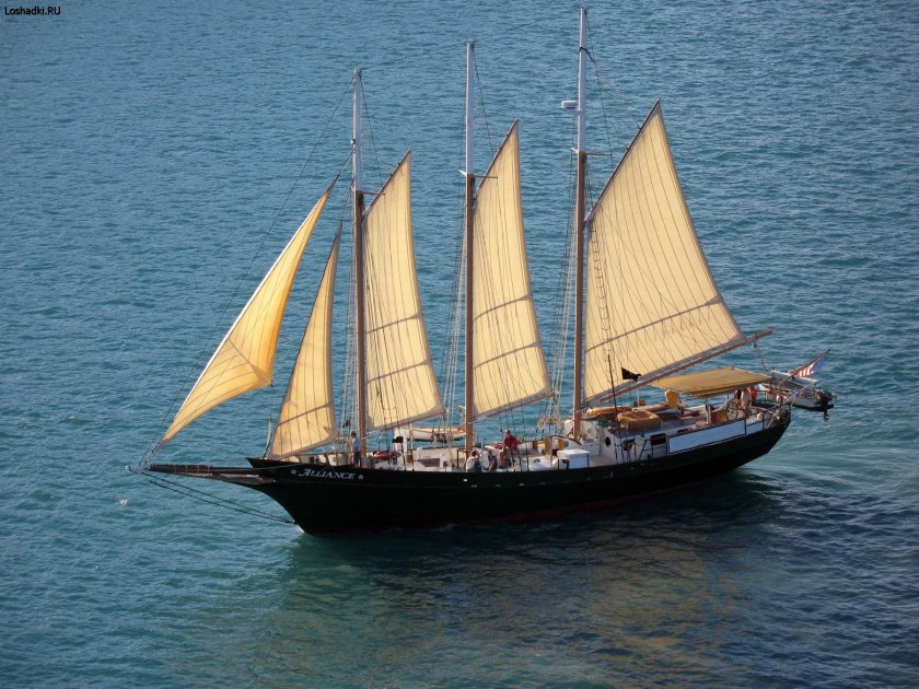 Трехмачтовая гафельная шхуна