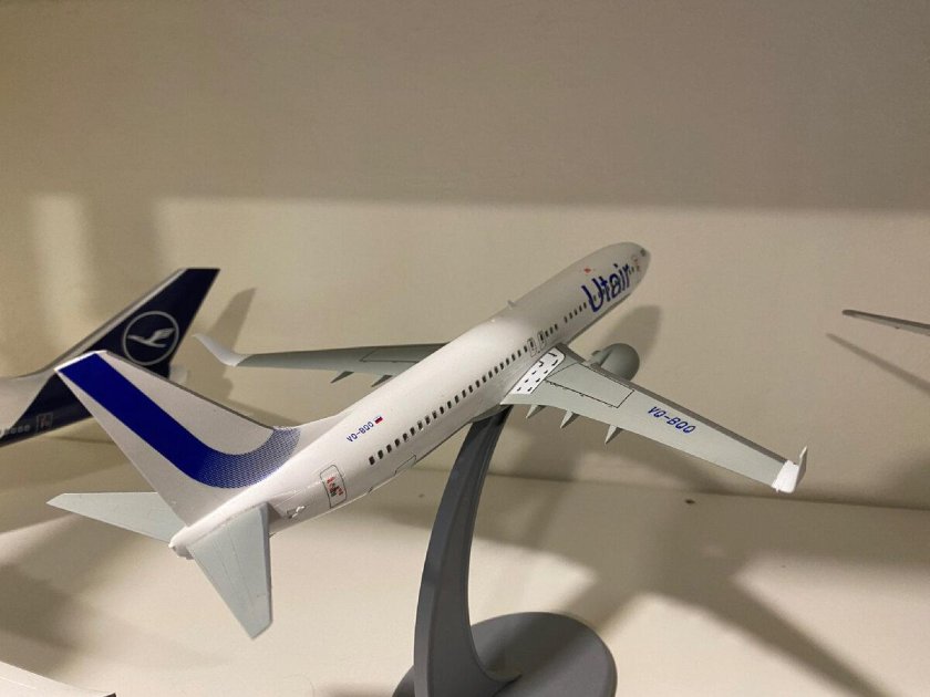 Модель пассажирского авиалайнера боинг 737 800