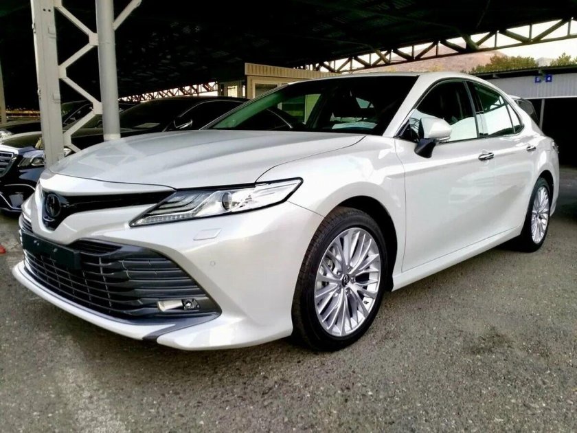 Тойота Камри 70 белый перламутр