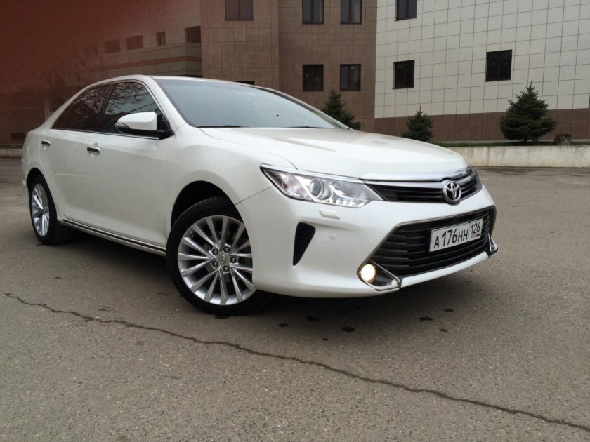 Тойота Камри 55 белый перламутр