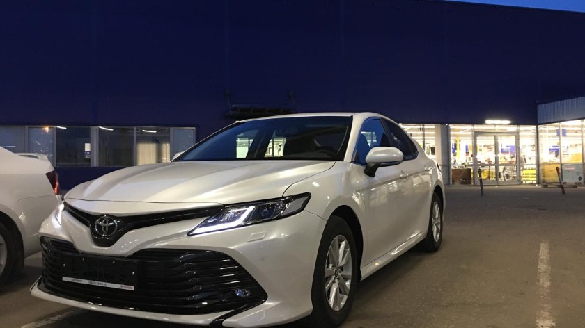 Тойота Камри 70 белый перламутр