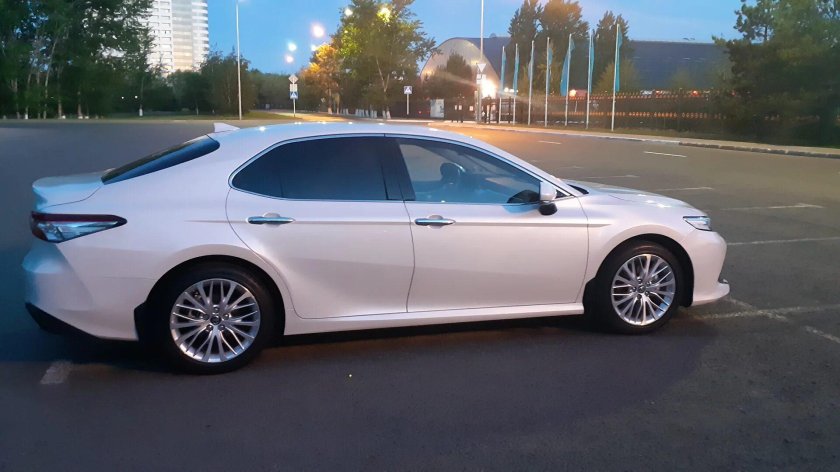 Тойота Камри 70 белый перламутр