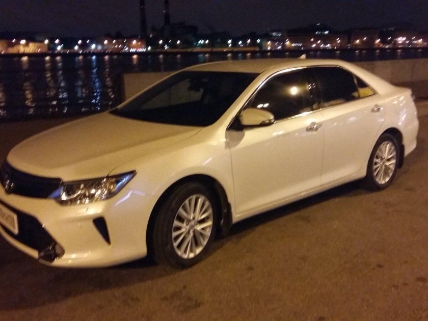 Toyota Camry v55 белая