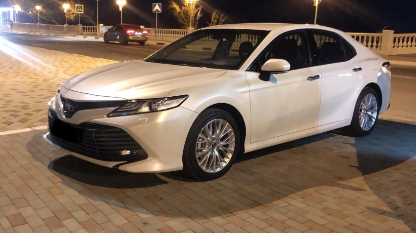 Toyota Camry xv70 белая