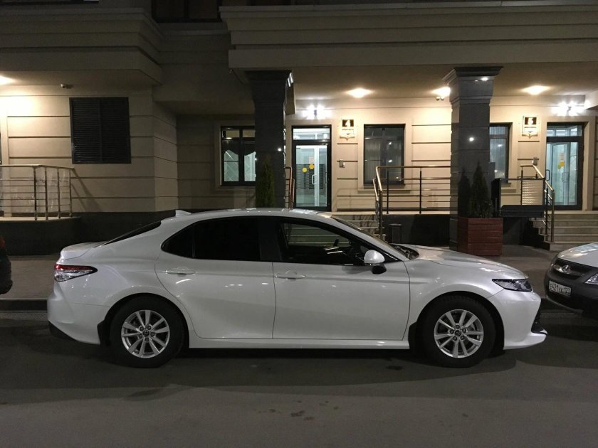 Тойота Камри 70 белый перламутр