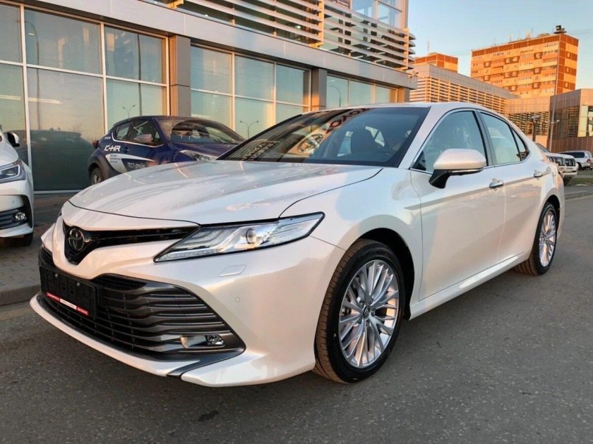 Тойота Камри 70 белый перламутр