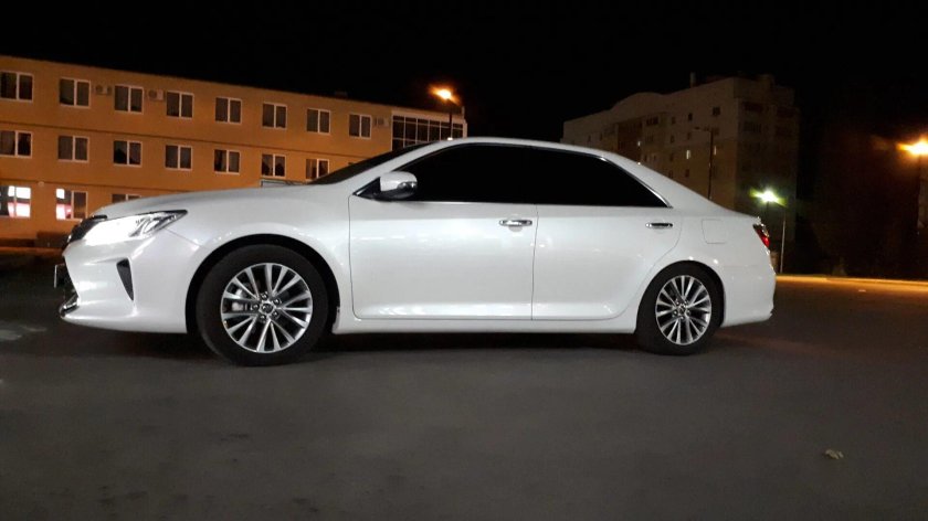 Тойота Камри 55 белый перламутр