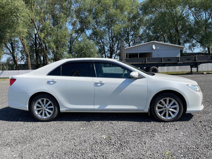 Тойота Камри 2014 белая