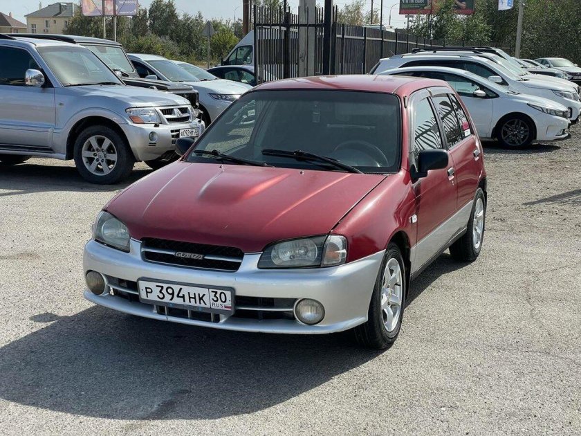 Тойота старлет 2001
