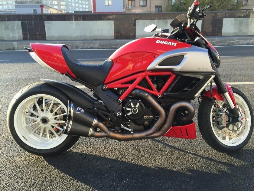 Ducati Diavel Red