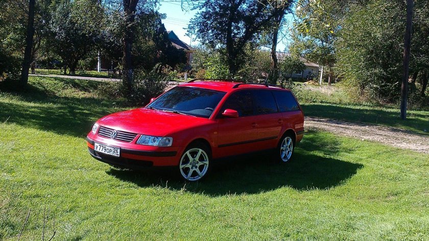 Красный Volkswagen Passat b5