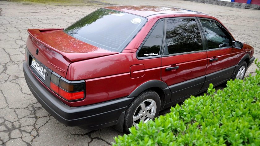 Volkswagen Passat b3 красный