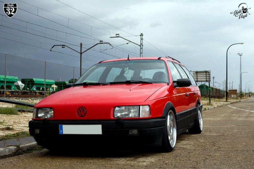 Красный VW Passat b3