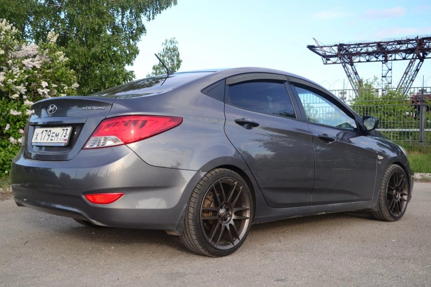 Черный.Hyundai.Solaris r17