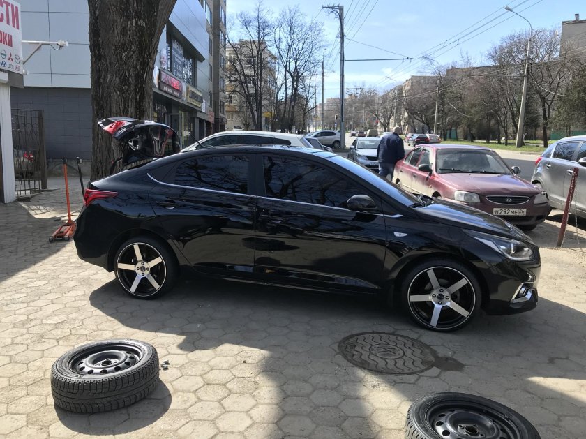 Черный.Hyundai.Solaris r17