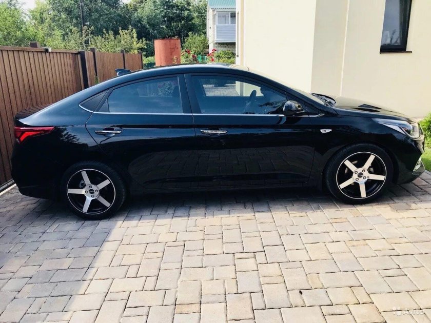 Черный.Hyundai.Solaris r17