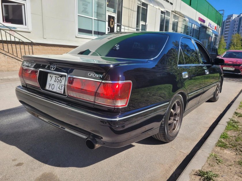 Тойота Кроун темно серая