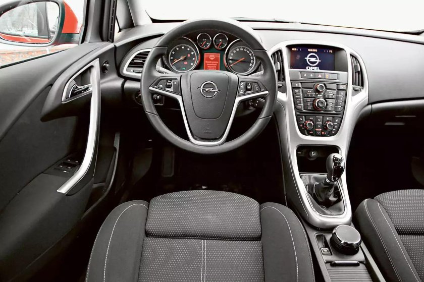 Opel Astra 2010 салон