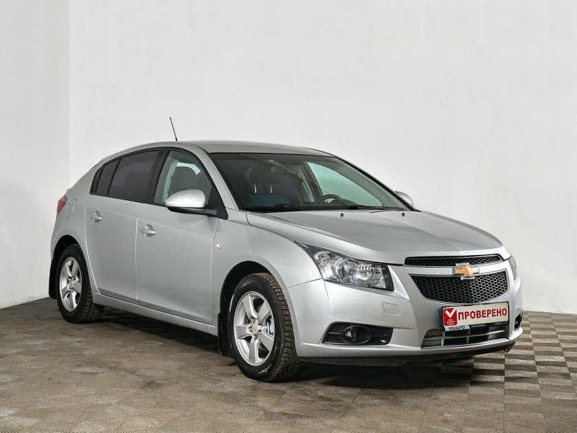 Машина Шевроле серебристая