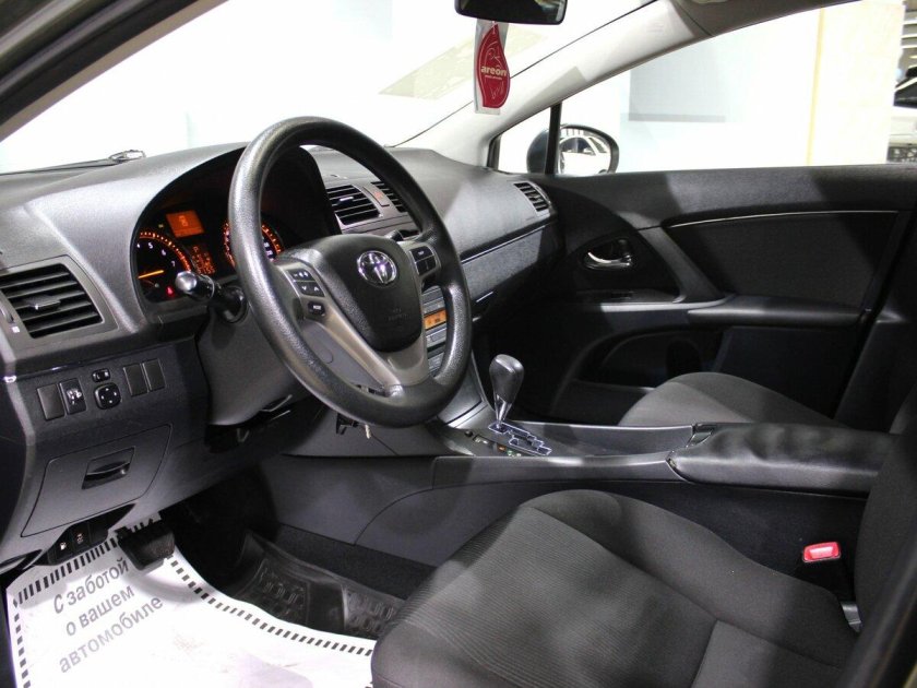 Авенсис 2010 салон