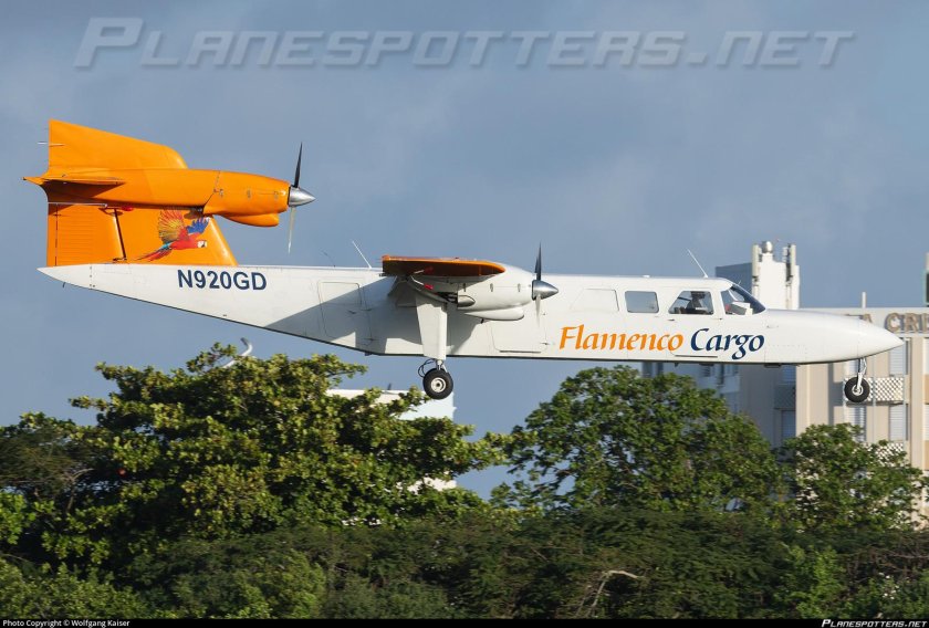 Трехмоторный пассажирский самолет